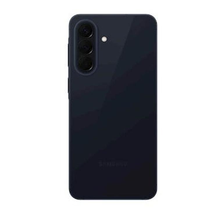 Zadnja stran telefona Samsung Galaxy v temni barvi s trojno kamero in bliskavico.