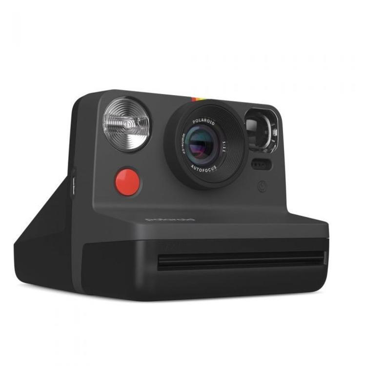 Polaroid Now 2 (Gen 2), kotni pogled, retro dizajn, velik objektiv, bliskavica in rdeči sprožilec.
