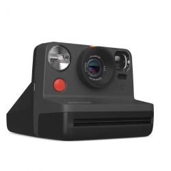 Polaroid Now 2 (Gen 2), kotni pogled, retro dizajn, velik objektiv, bliskavica in rdeči sprožilec.