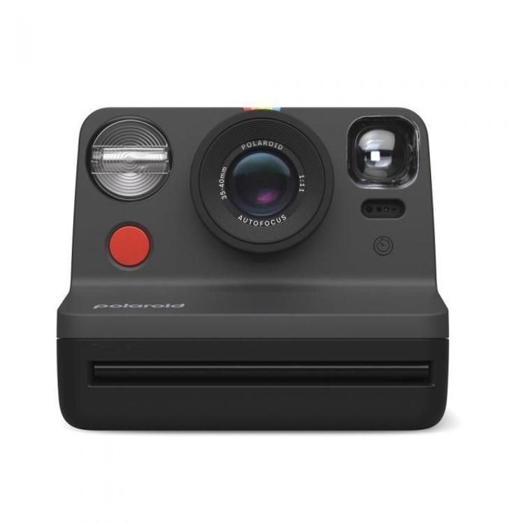 Polaroid Now+ 2 (Gen 2), sprednji pogled, velik objektiv, vgrajena bliskavica in rdeči sprožilec.