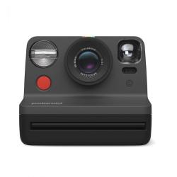 Polaroid Now+ 2 (Gen 2), sprednji pogled, velik objektiv, vgrajena bliskavica in rdeči sprožilec.