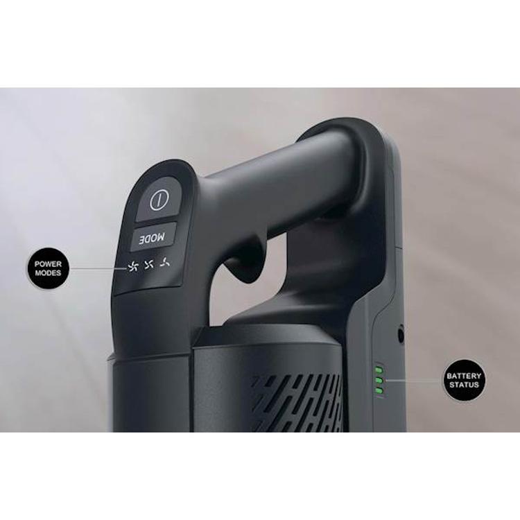 Upravljalni del baterijskega sesalnika Hoover HF1M10H z gumbom za izbiro moči in LED prikazom stanja baterije.