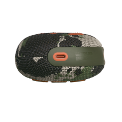 Spodnja stran zvočnika JBL v kamuflažnem vzorcu z vidnim priključkom za polnjenje