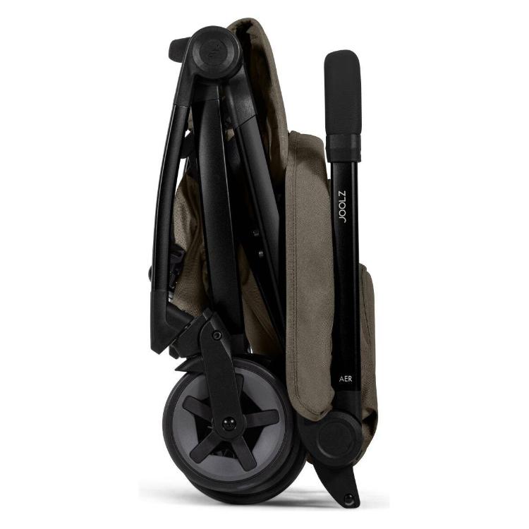 Zložen Joolz Aer² športni voziček Hazel Brown, kompakten format za enostavno prenašanje.