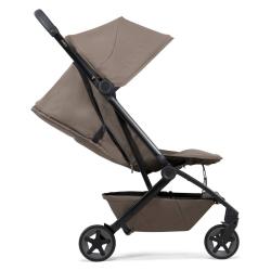 Bočni pogled na Joolz Aer² voziček z nastavljivim naslonjalom in kompaktnim podvozjem.