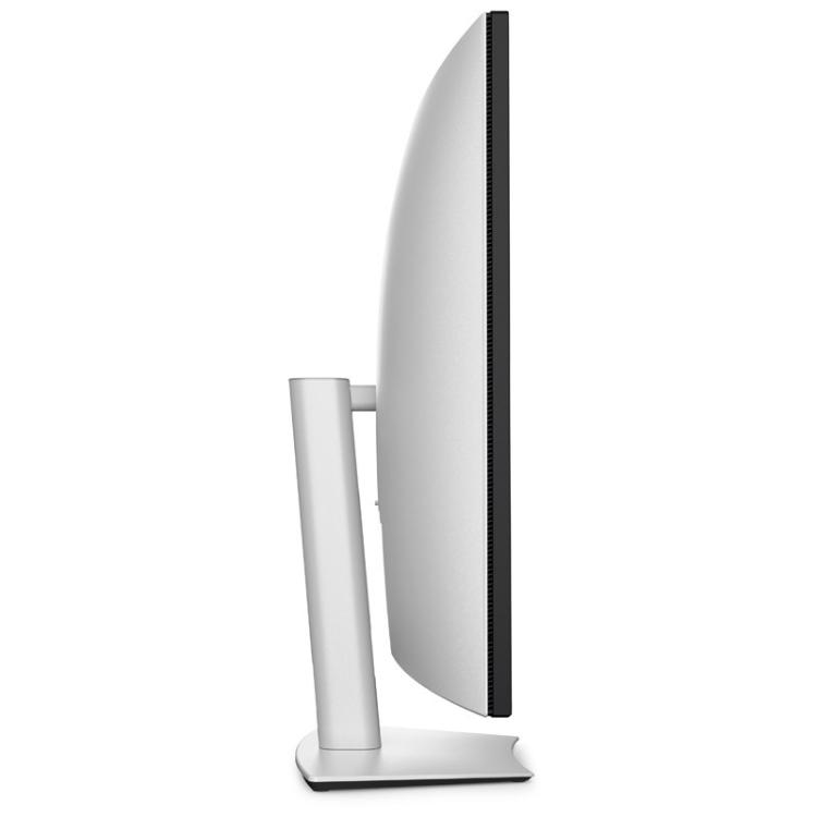 Stranski profil Dell UltraSharp U5226KW 52‑palčnega ukrivljenega 6K monitorja z elegantnim srebrnim stojalom in zelo tankim ohišjem.