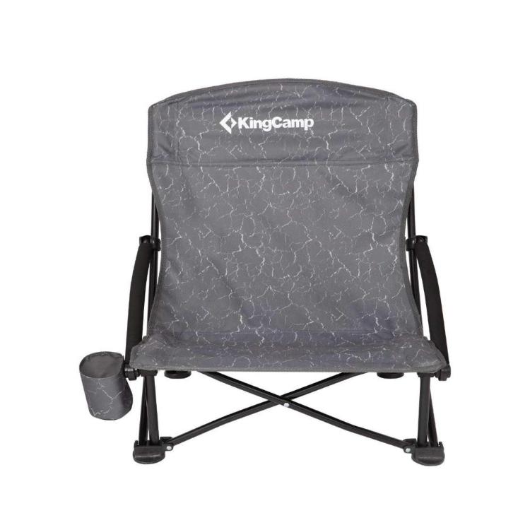 Nizek zložljiv kamping stol KingCamp v sivi barvi z držalom za pijačo in jeklenim ogrodjem.