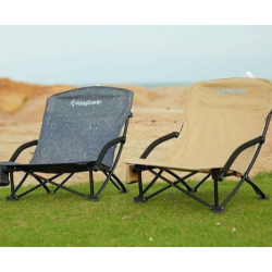 Dva nizka zložljiva kamping stola KingCamp na prostem, prikaz sive in bež različice.