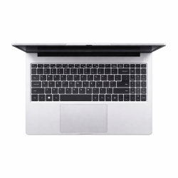 Zgornji pogled na prenosnik Acer: črna tipkovnica s številčnico, velik sledilnik in srebrno ohišje.