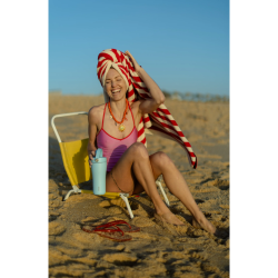 EQUA modra termo skodelica na plaži, oseba sedi na ležalniku, brisača na glavi, sončen ambient.