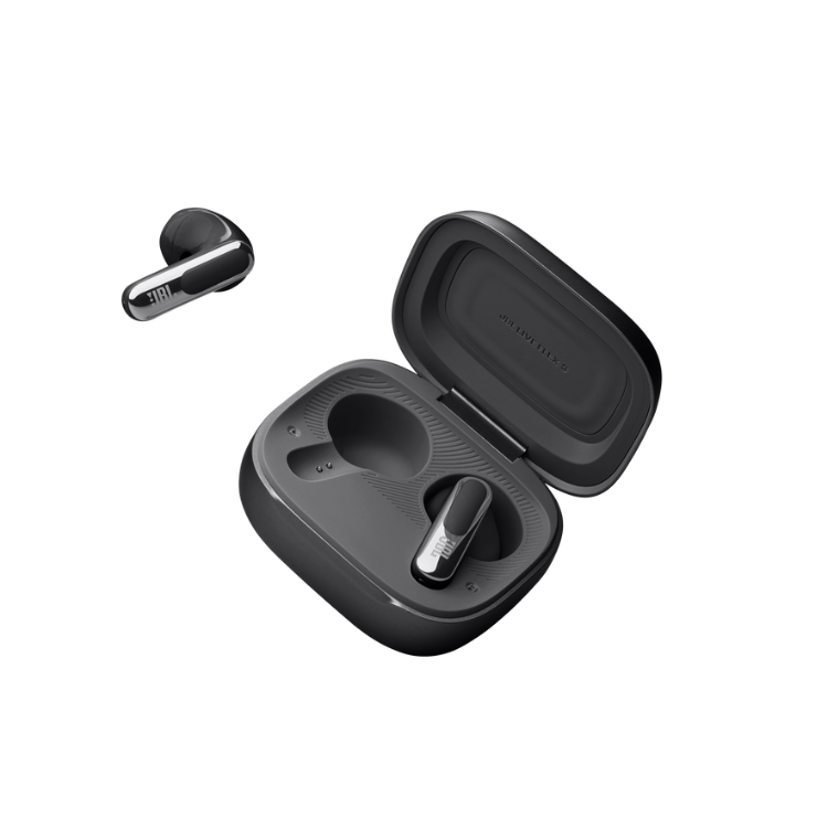 Odprto polnilno ohišje JBL z brezžičnimi slušalkami, ena slušalka izven ohišja