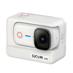 SJCAM S10 bela akcijska kamera – pogled pod kotom na kompaktno ohišje z objektivom in gumbom za snemanje.