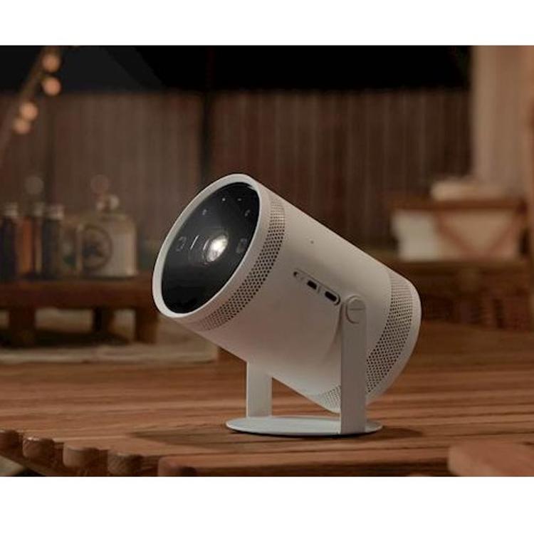 Samsung The Freestyle LFF3CLA projektor, uporaba na prostem, kompakten prenosni dizajn s stojalom.