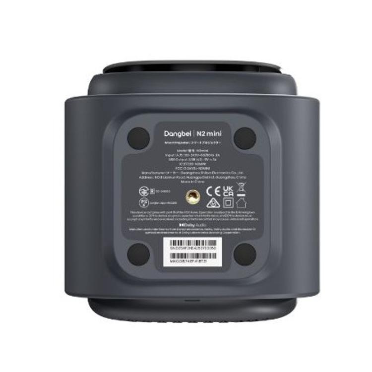Dangbei N2 mini: spodnja stran projektorja z nalepko modela, certifikati, vijakom za stojalo in gumijastimi nogami.