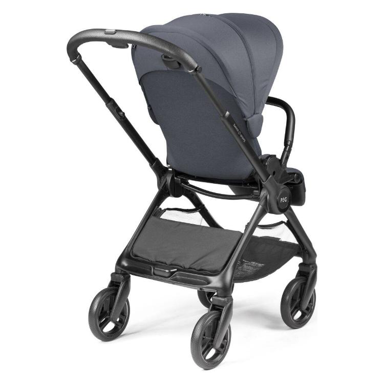 Otroški voziček s hrbtne strani z ročajem in košaro spodaj