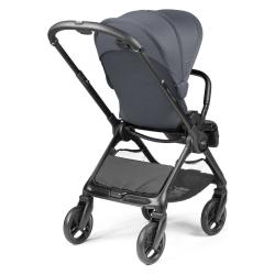 Otroški voziček s hrbtne strani z ročajem in košaro spodaj