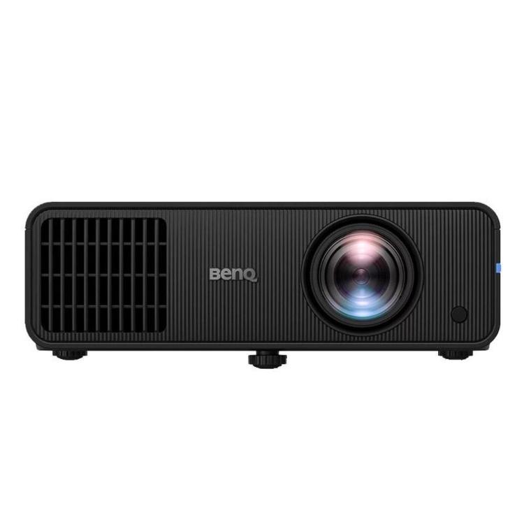 Projektor BenQ z elegantnim črnim ohišjem, zmogljivo projekcijsko lečo in visoko svetilnostjo omogoča kakovosten prikaz predstavitev, videov in multimedijskih vsebin v poslovnem ali domačem okolju.