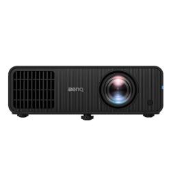 Projektor BenQ z elegantnim črnim ohišjem, zmogljivo projekcijsko lečo in visoko svetilnostjo omogoča kakovosten prikaz predstavitev, videov in multimedijskih vsebin v poslovnem ali domačem okolju.