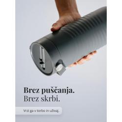 Siva steklenička Equa s slamico, rebrastim ohišjem in nastavljivim ročajem za prenašanje