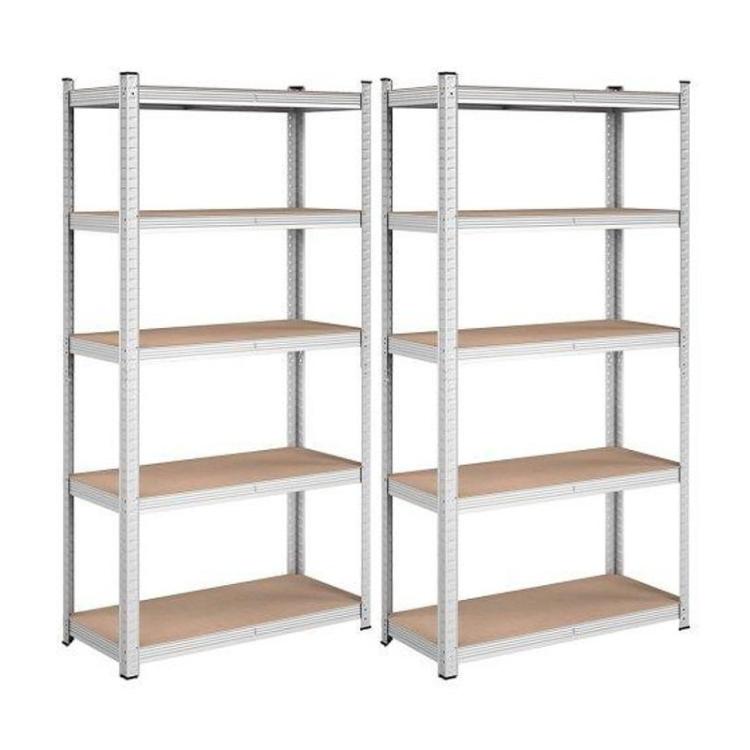 Dva kovinska skladiščna regala s petimi lesenimi policami, samostoječa na belem ozadju.