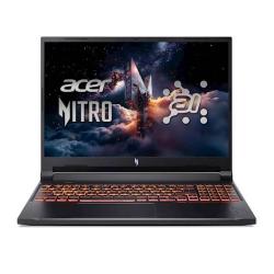 Sprednji pogled odprtega Acer Nitro, velik zaslon, tanki robovi in oranžno osvetljena gaming tipkovnica.