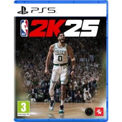 NBA 2K25 za PS5, uradna naslovnica s košarkarjem Boston Celtics na igrišču, logotipom NBA 2K25 in PEGI 3.