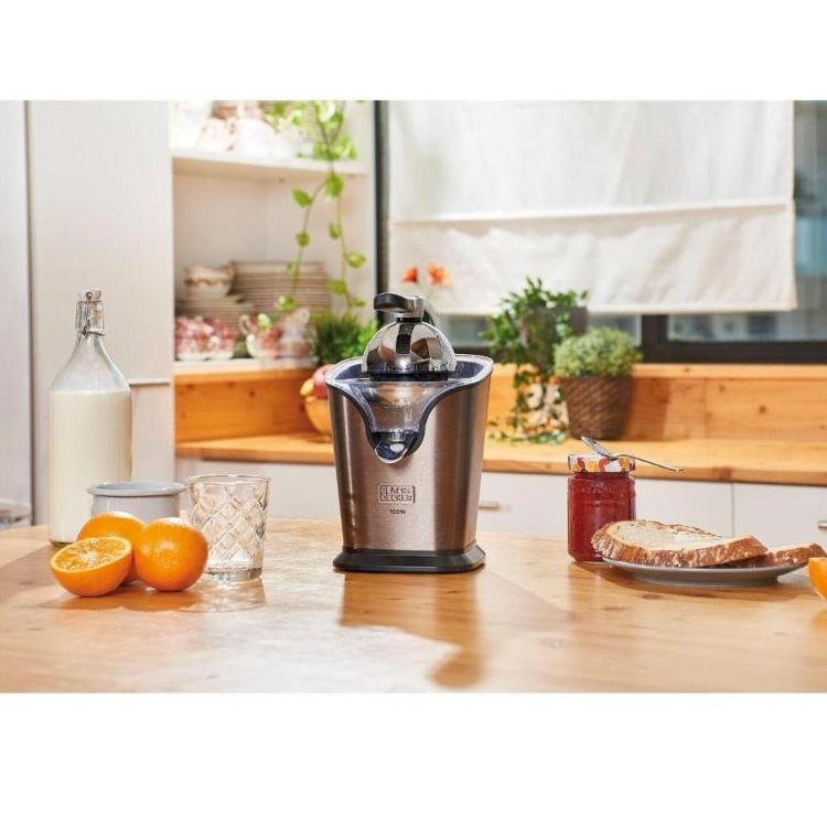 Black+Decker ožemalnik citrusov na kuhinjskem pultu z pomarančami, mlekom in kozarcem