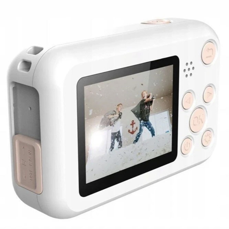 SJCAM otroški digitalni fotoaparat v beli barvi, prikazan pod kotom z zaslonom, objektivom in kompaktnim ohišjem za otroke.
