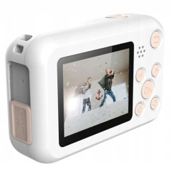 SJCAM otroški digitalni fotoaparat v beli barvi, prikazan pod kotom z zaslonom, objektivom in kompaktnim ohišjem za otroke.
