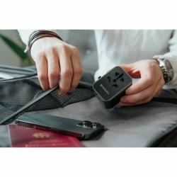Verbatim adapter: kompakten univerzalni potovalni adapter v roki, pripravljen za pospravljanje v torbo ob telefonu in potnem listu.