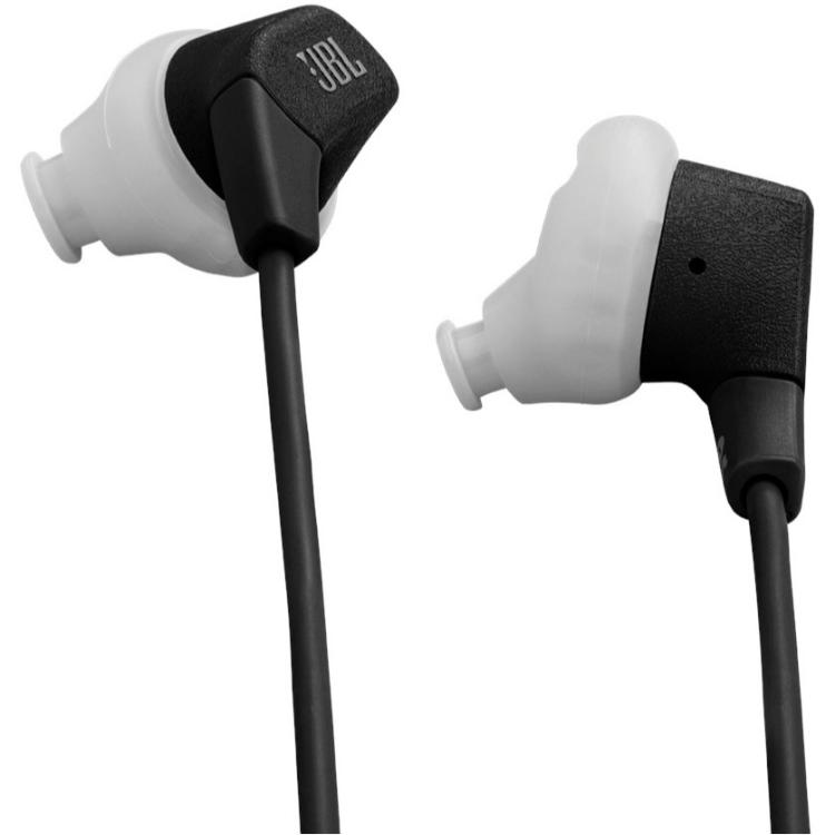 Črne žične ušesne slušalke z belimi silikonskimi čepki, pogled od blizu