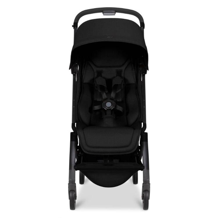 Sprednji pogled na Joolz Aer² voziček Space Black z oblazinjenim sedežem in 5‑točkovnim varnostnim pasom.