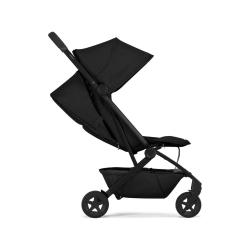 Bočni pogled na Joolz Aer² športni voziček Space Black z nastavljivim naslonjalom in veliko strešico.