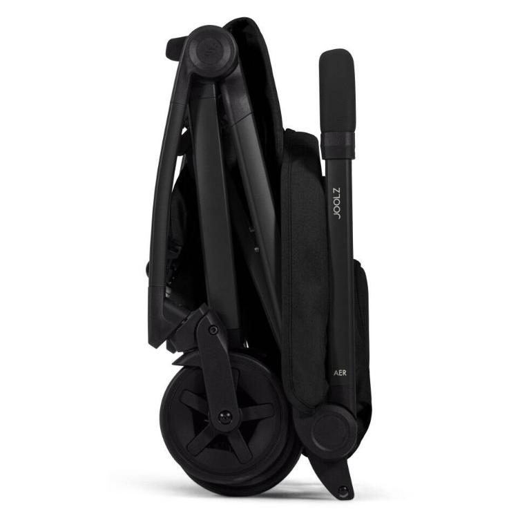 Zložen Joolz Aer² športni voziček Space Black, zelo kompakten za prenašanje in shranjevanje.