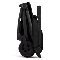 Zložen Joolz Aer² športni voziček Space Black, zelo kompakten za prenašanje in shranjevanje.