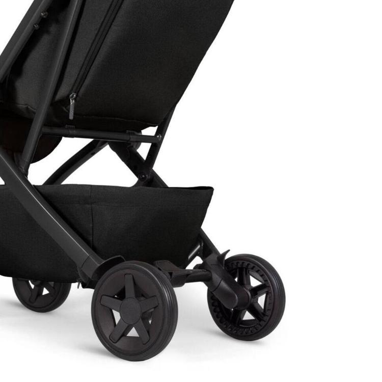 Detajl koles in spodnje košare Joolz Aer² vozička Space Black s stabilnim podvozjem.