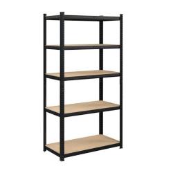 Kovinski skladiščni regal s petimi lesenimi policami na belem ozadju.