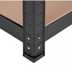 Detajl kovinskega stebra regala z nastavljivimi odprtinami in leseno polico.