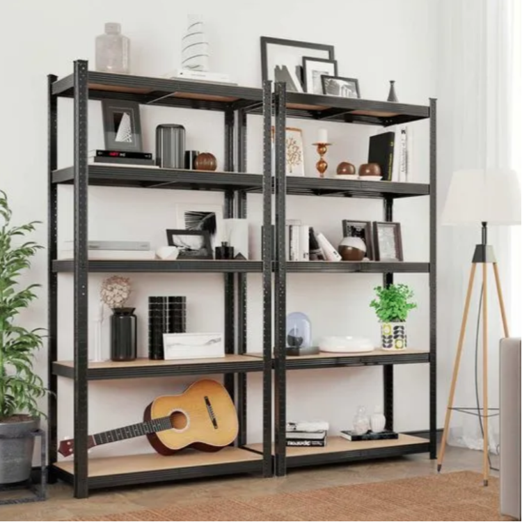 Kovinski regal z lesenimi policami v bivalnem prostoru, napolnjen z dekorjem in knjigami.