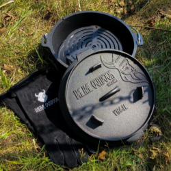 Valhal Outdoor Dutch Oven 6,1 L v črni barvi, prikazan v zunanjem okolju s pokrovom, rešetko in zaščitnimi rokavicami.