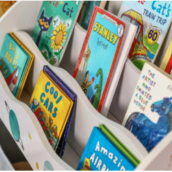 Detajl otroške knjižne omare z nizkimi policami, prikaz otroških knjig.