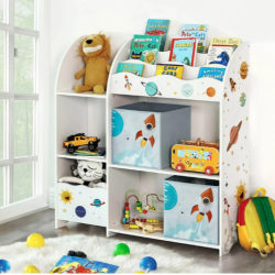 Otroška knjižna omara z vesoljskim motivom v uporabi, napolnjena s knjigami in igračami.