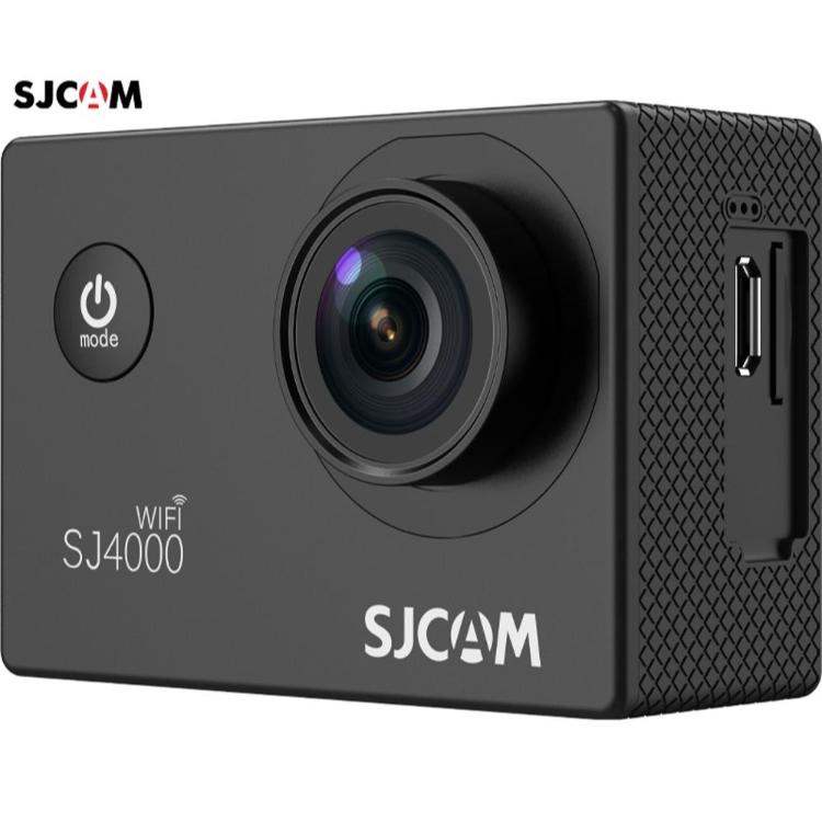 Akcijska kamera SJCAM SJ4000 črne barve z velikim sprednjim objektivom in stranskim režo za kartico, pogled pod kotom.