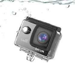 Akcijska kamera SJCAM SJ4000 v prozornem vodotesnem ohišju pod vodo.