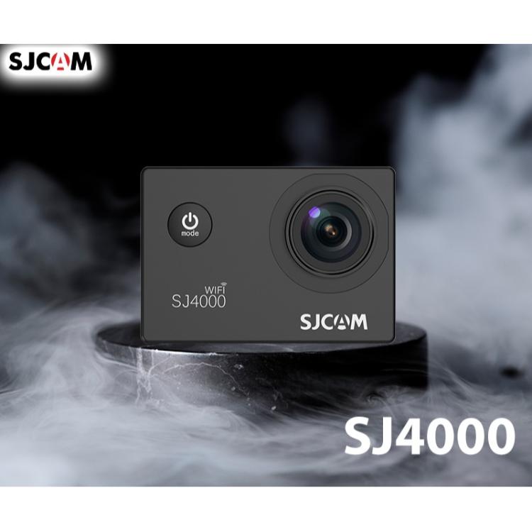 Akcijska kamera SJCAM SJ4000 črne barve na podstavku v dimu, pogled od spredaj.
