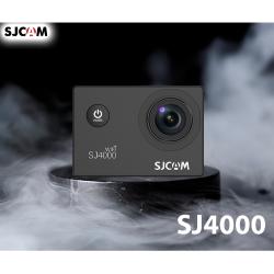 Akcijska kamera SJCAM SJ4000 črne barve na podstavku v dimu, pogled od spredaj.
