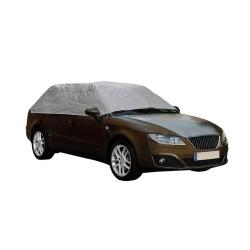 Črn luksuzni avto z delno srebrno prevleko čez streho in stekla na belem ozadju.