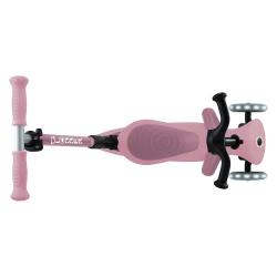 Pogled od zgoraj na roza otroški skiro s tremi kolesi