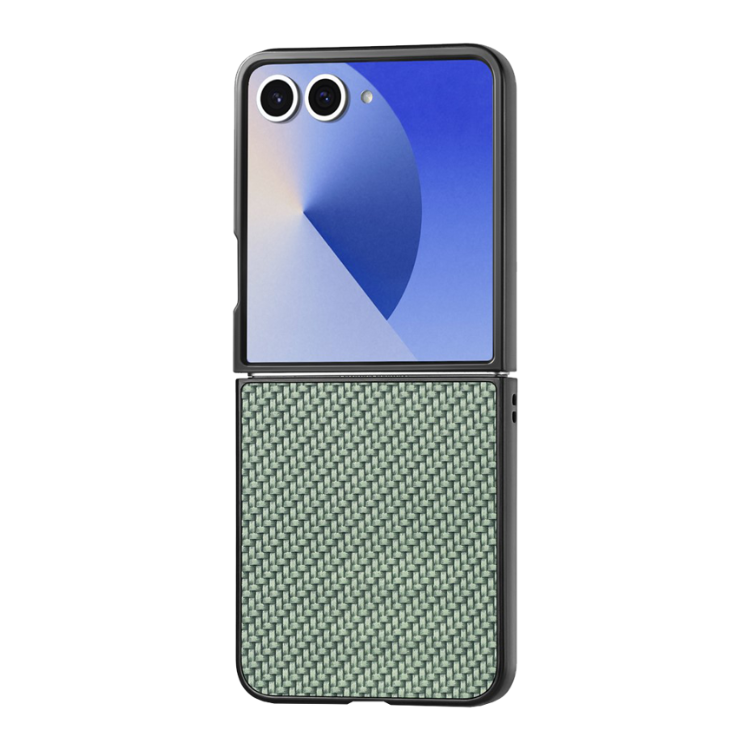 Zelen ovitek za Samsung Galaxy Z Flip 8 5G, prikazan na zaprtem telefonu z elegantnim videzom in teksturo ogljikovih vlaken.