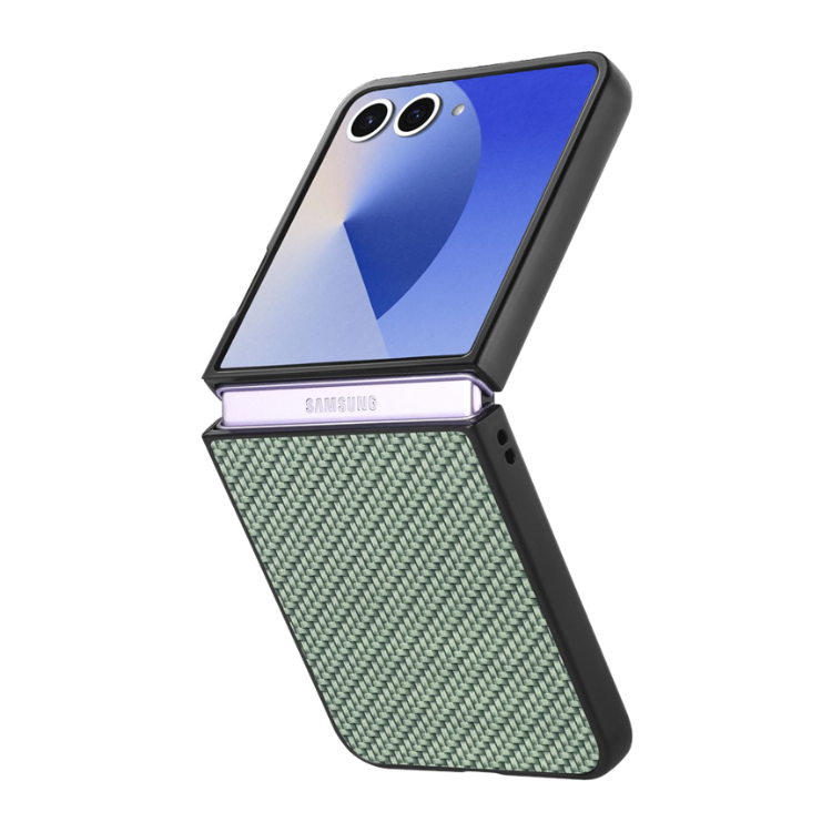 Zelen zaščitni ovitek za Samsung Galaxy Z Flip 8 5G s teksturo ogljikovih vlaken, prilagojen zložljivi zasnovi telefona.